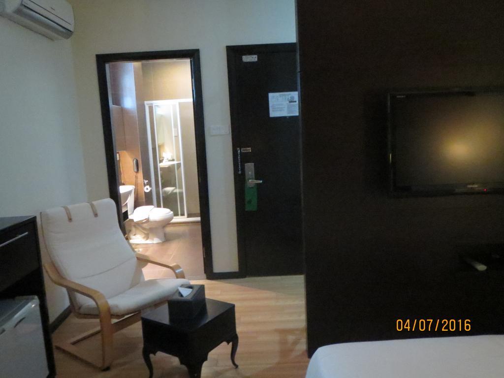 Tat Place Hotel Kuala Belait Экстерьер фото