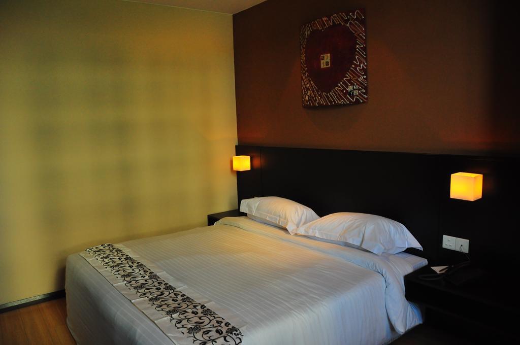 Tat Place Hotel Kuala Belait Экстерьер фото